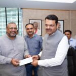 भदोही के अभिषेक पांडेय ने महाराष्ट्र सीएम को राहत कोष में सौंपा 01 लाख 11 हजार 111 रुपए