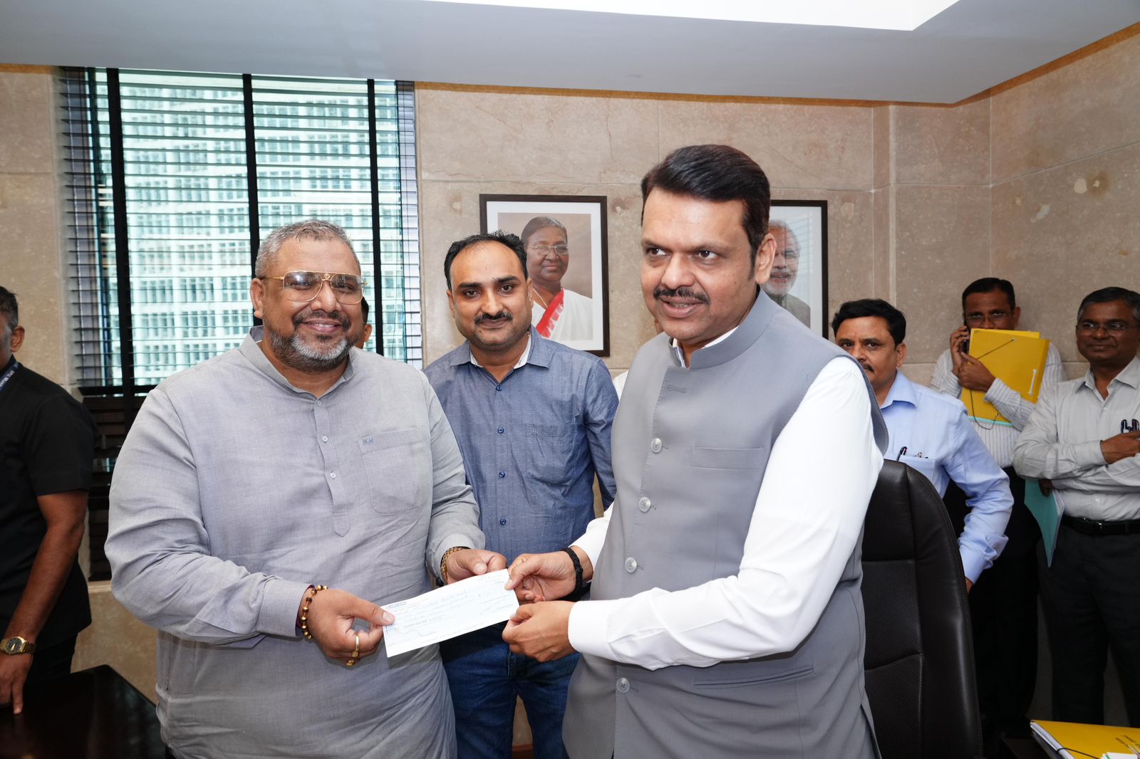 भदोही के अभिषेक पांडेय ने महाराष्ट्र सीएम को राहत कोष में सौंपा 01 लाख 11 हजार 111 रुपए