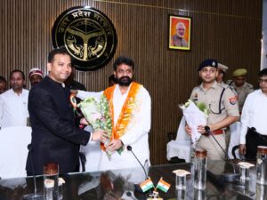 डॉ दयाशंकर मिश्र दयालु ने कलेक्ट्रेट में किया ध्वजारोहण 
