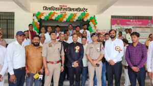 डॉ दयाशंकर मिश्र दयालु ने कलेक्ट्रेट में किया ध्वजारोहण 