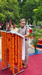 डॉ दयाशंकर मिश्र दयालु ने कलेक्ट्रेट में किया ध्वजारोहण 