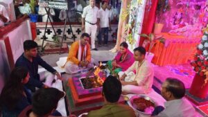 भदोही अधीक्षक अभिमन्यु मांगलिक ने सपरिवार पुलिस लाईन स्थित मंदिर में विधि-विधान से हवन-पूजन किया