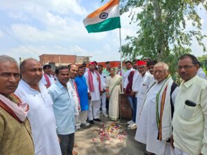 औराई: सपा कार्यालय पर पूर्व विधायक मधुबला पासी ने ध्वजारोहण किया