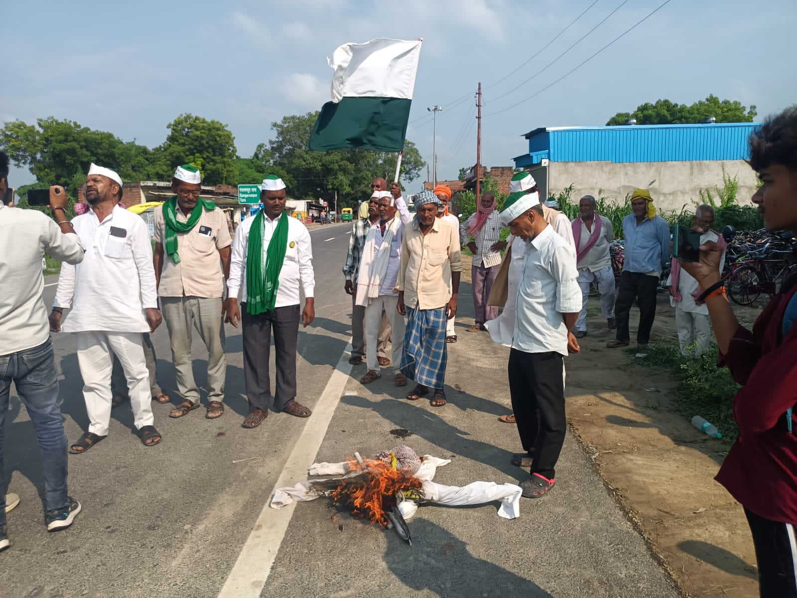 नाली तोड़े जाने से नाराज किसानों ने अभियंता का पुतला फूंका