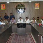 प्रभारी मंत्री ने लोक निर्माण विभाग को लगाई कड़ी फटकार