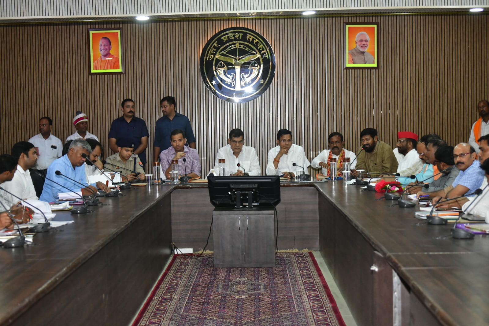 प्रभारी मंत्री ने लोक निर्माण विभाग को लगाई कड़ी फटकार
