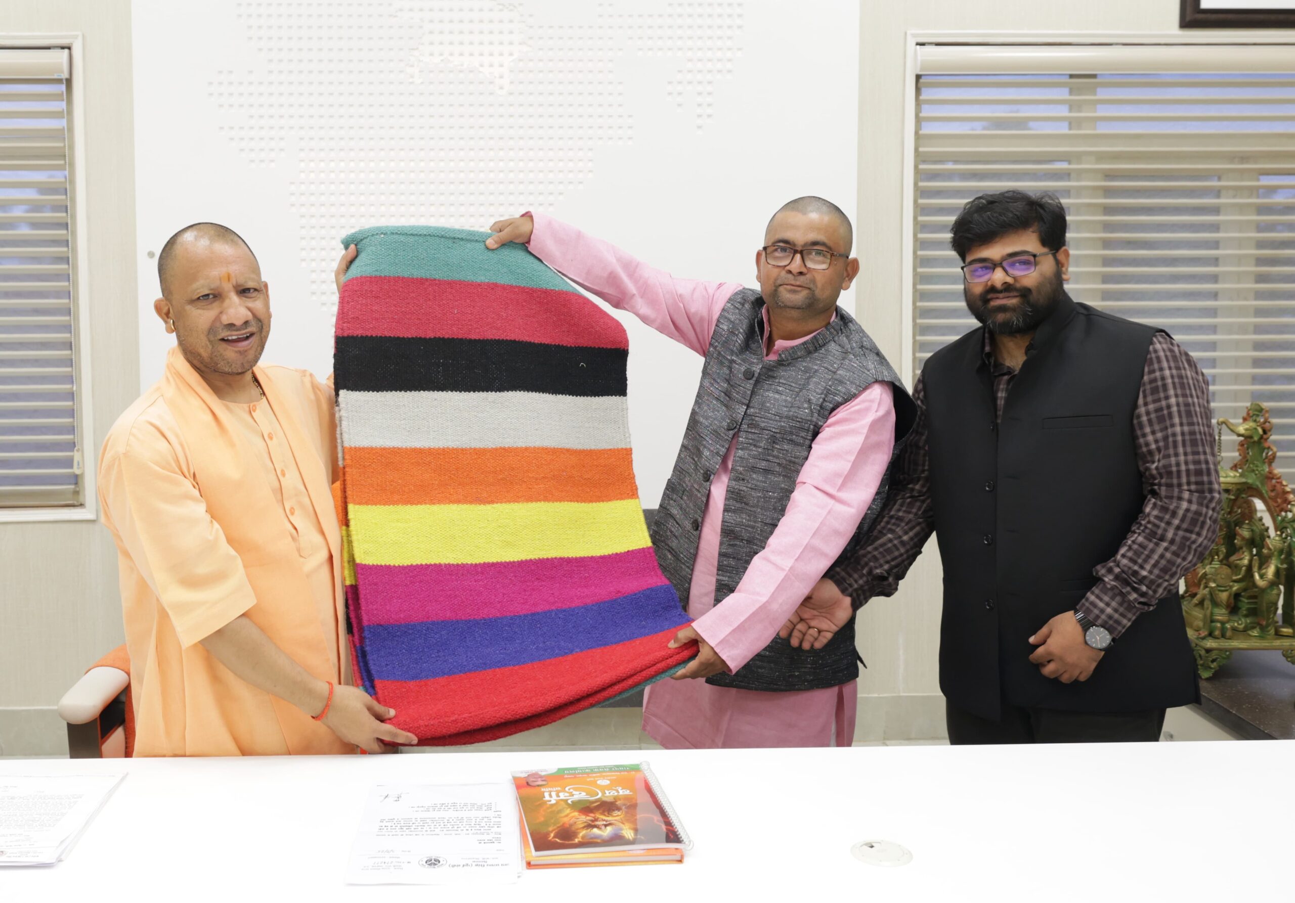 मुख्यमंत्री योगी आदित्यनाथ को भेंट किया गया स्वदेशी उत्पाद