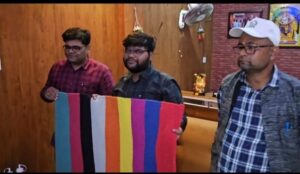 मुख्यमंत्री योगी आदित्यनाथ को भेंट किया गया स्वदेशी उत्पाद