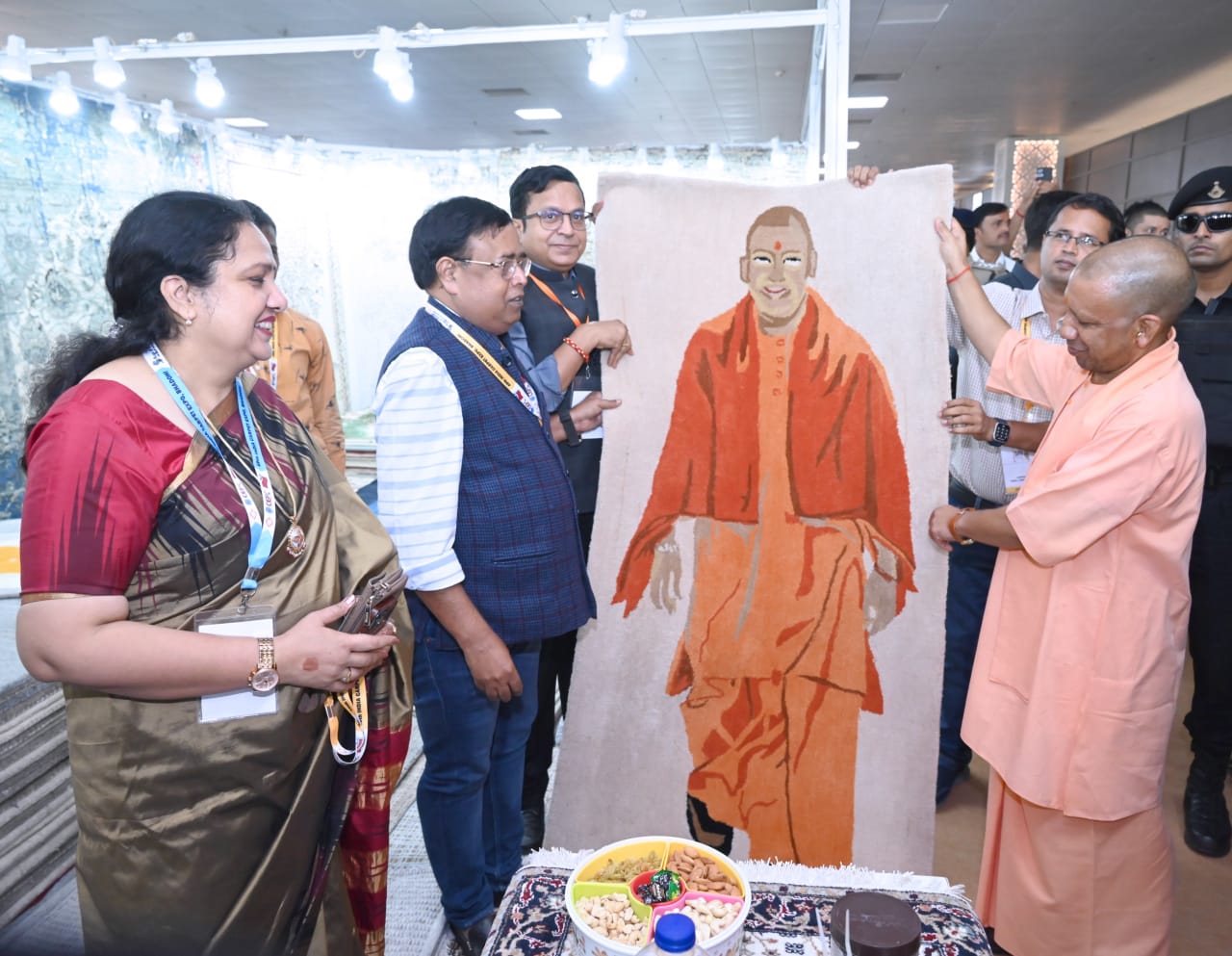 निर्यातक ने कालीन पर बनी मुख्यमंत्री की तस्वीर भी भेंट किया