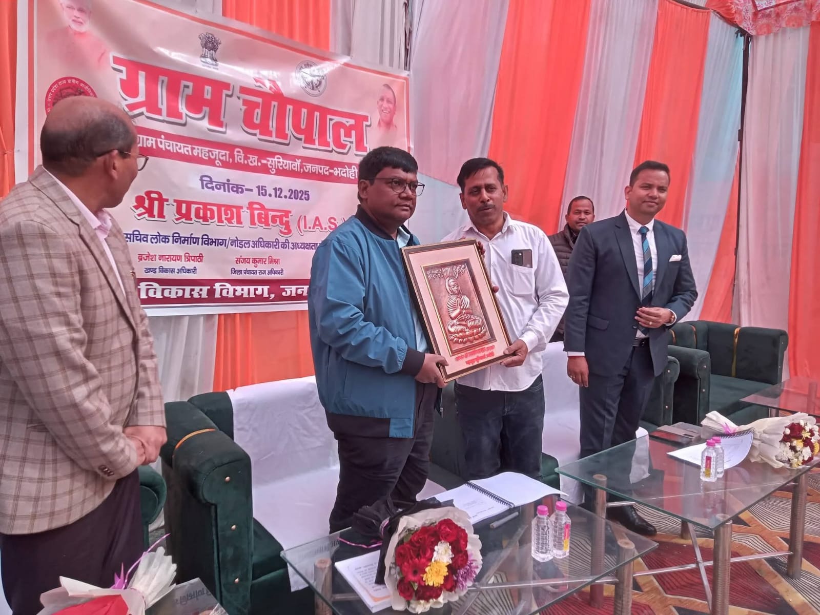 महजूदा ग्राम चौपाल में प्रशासन गाँव की ओर अभियान के तहत ग्रामीणों से संवाद करते नोडल अधिकारी प्रकाश बिंदु, भदोही