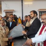 व्यापार मंडल गोपीगंज की तरफ दो हजार कंबलों का वितरण