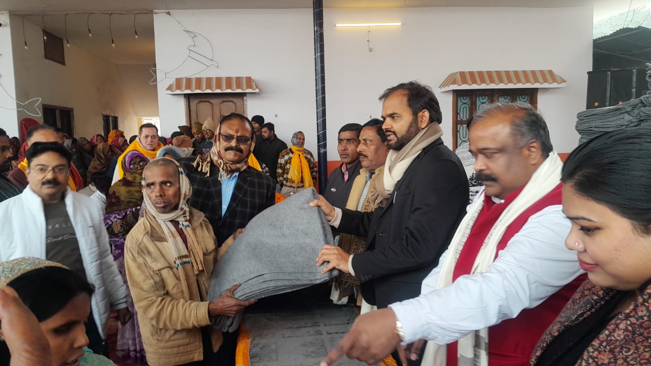 व्यापार मंडल गोपीगंज की तरफ दो हजार कंबलों का वितरण