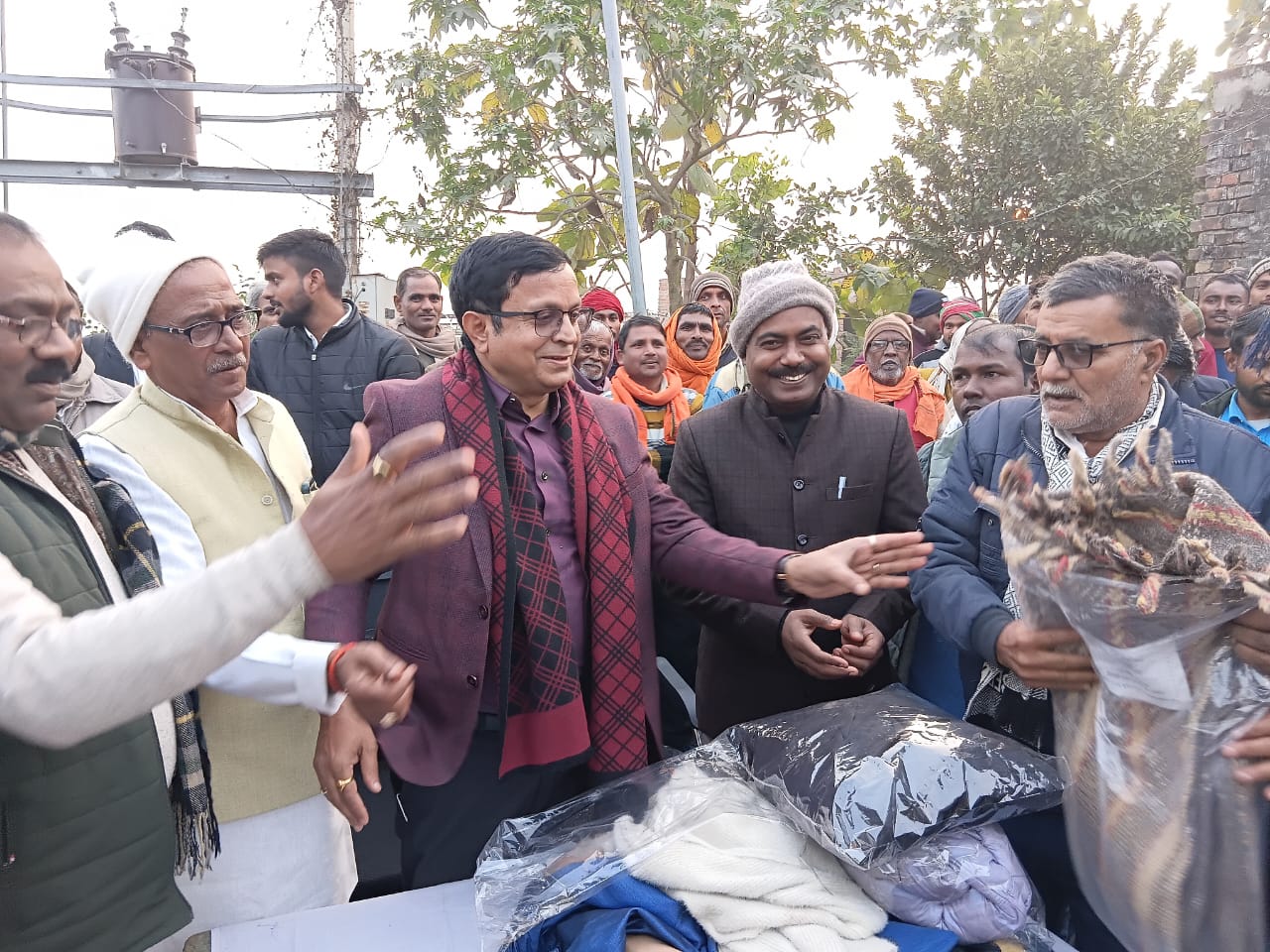 औराई के चंद्रपुरा में सांसद ने गरीबों को कंबल वितरित कर दिया संबल
