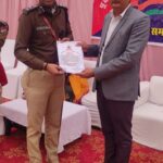 रेलवे सुरक्षा बल के आयुक्त ने डॉ मनोज तिवारी को किया सम्मानित