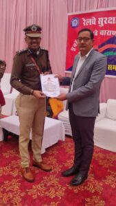 रेलवे सुरक्षा बल के आयुक्त ने डॉ मनोज तिवारी को किया सम्मानित