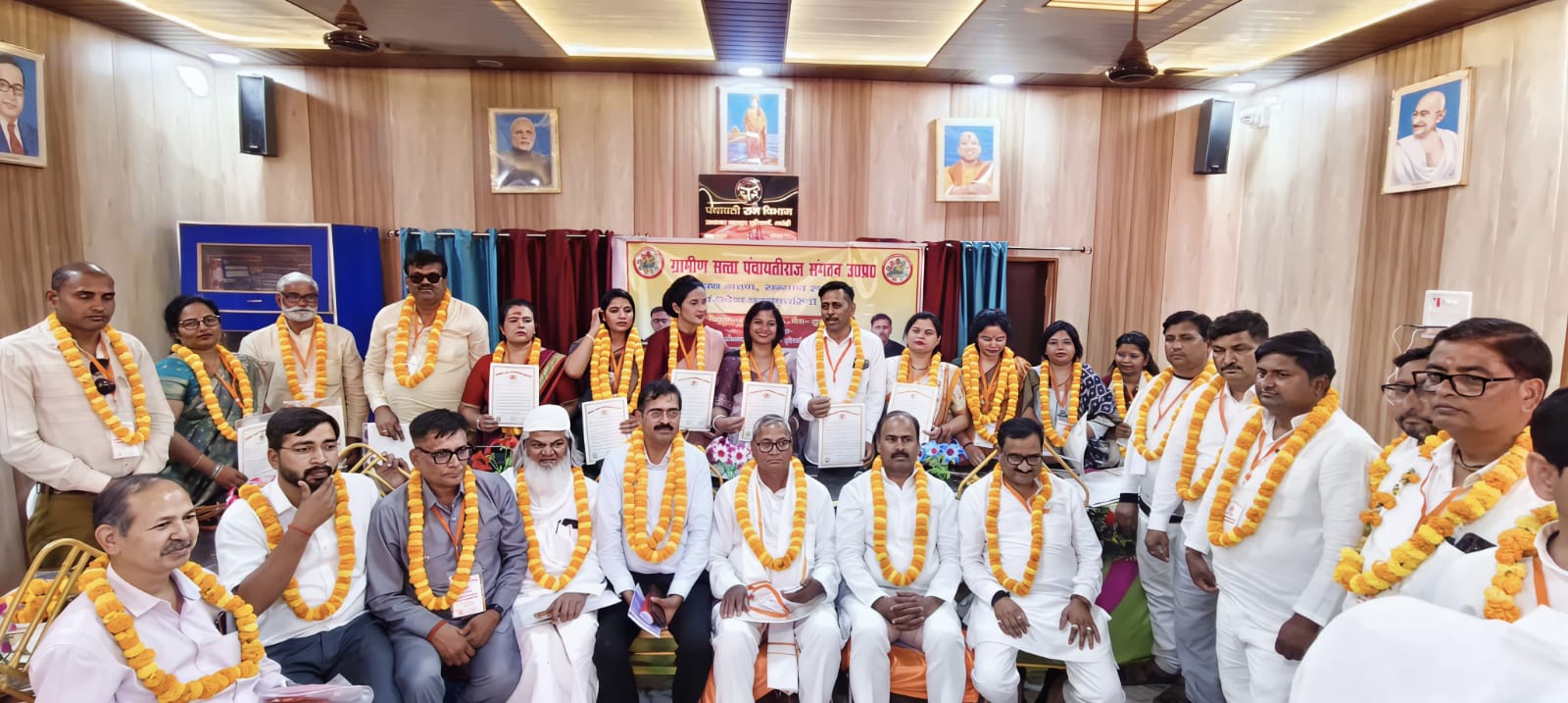 महजूदा गांव में राष्ट्रीय पंचायती राज दिवस पर आयोजित बैठक में शामिल विभिन्न जिलों के ग्राम प्रधान